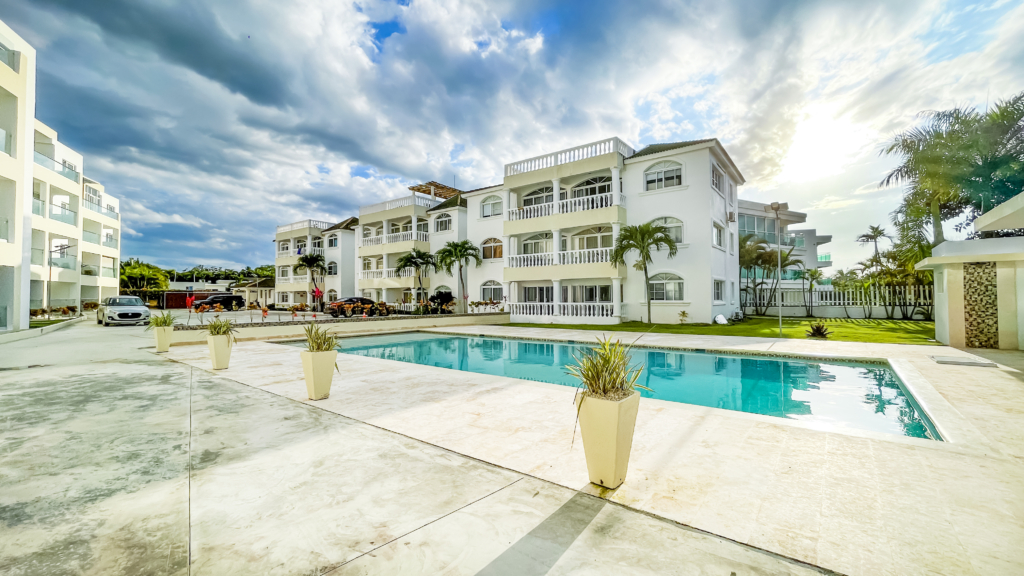 Ocean front Penthouse one min Walk to beach